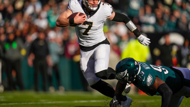 Taysom Hill (7) eludes Eagles defensive tackle Milton Williams (93) in the first half of the...